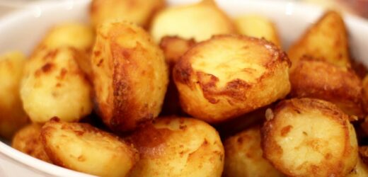 Recipe for ‘deliciously’ crispy roast potatoes with garlic and sage